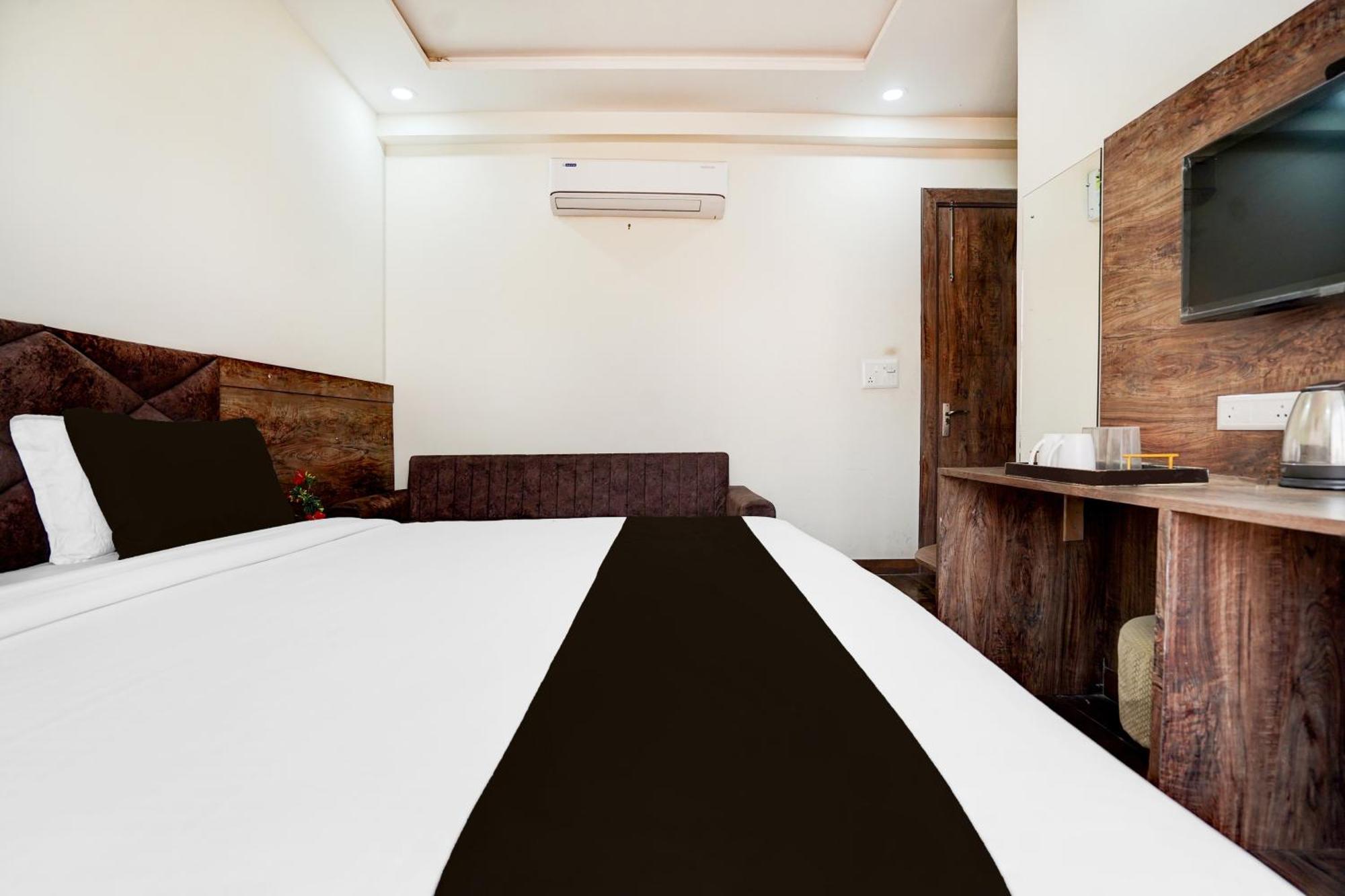 Super Townhouse Taj Nagri Basai Formerly Royal Empire Tājganj Esterno foto